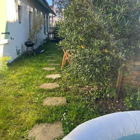 Hébergement de vacances Maison T3 Mitoyenne Avec Jacuzzi Et Jardin *
